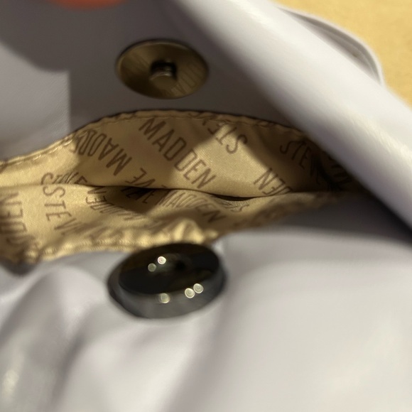 Steve Madden Puffer Logo Camera Bag in Violet/Lilac - Picture 7 of 8